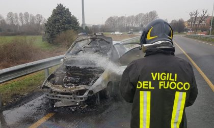 Auto a fuoco: conducente salvo per un soffio