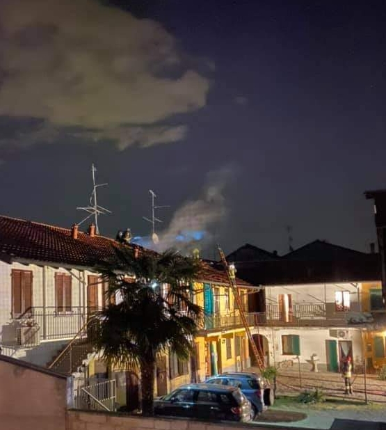 Incendio in un sottotetto: arrivano i pompieri