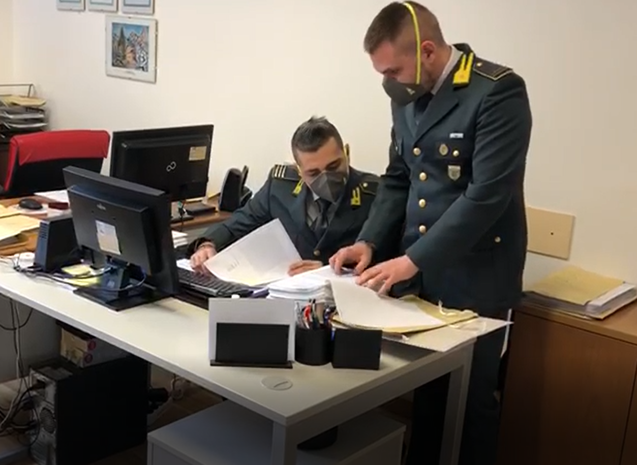 Bancarotta fraudolenta: sequestrati 13 Tir e oltre 500mila euro di beni