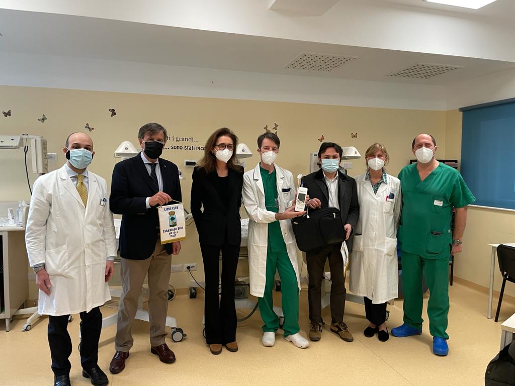 I Lions donano un apparecchio per lo screening uditivo all’ospedale di Rho