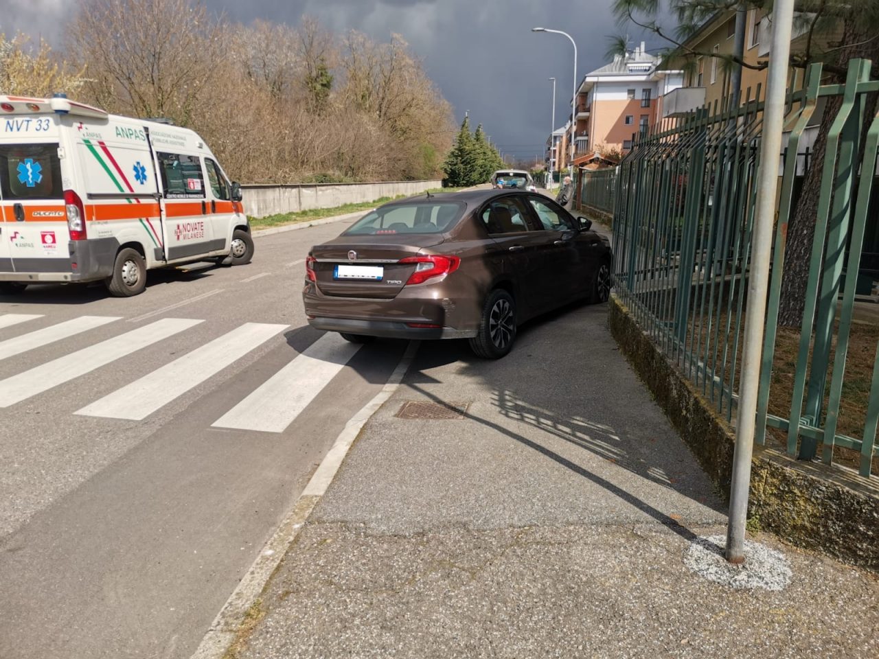 Anziano ha un malore alla guida e finisce sul marciapiede: è grave