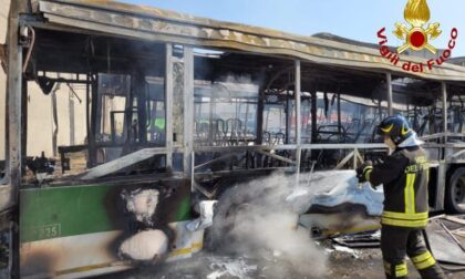 Autobus a fuoco nel deposito: le fiamme avvolgono anche il mezzo accanto
