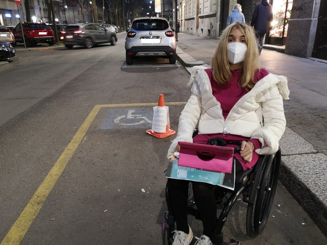Tagliano le ruote dell’auto a una disabile: “Ora bucatemi quelle della mia carrozzina”