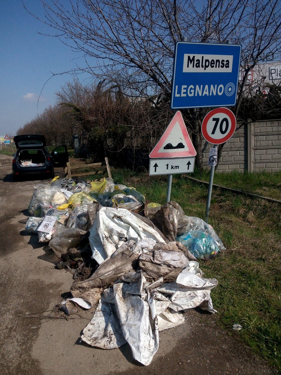 Strade pulite, raccolti più di cento sacchi di rifiuti in meno di un chilometro