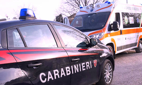 Uomo trovato morto a testa in giù dentro un tombino