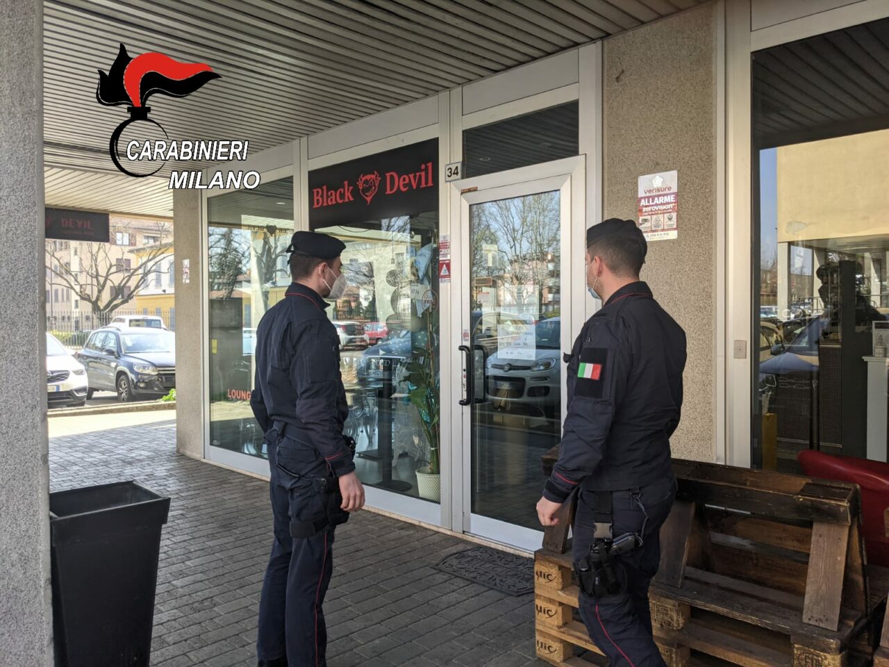 In 7 in un Lounge Bar a bere: chiuso il locale e sanzionati i clienti