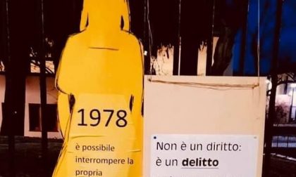 Il cartello del don per l'8 Marzo: "L’aborto non è un diritto, è un delitto"