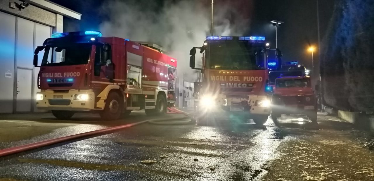 Capannone di una ditta a fuoco nella notte