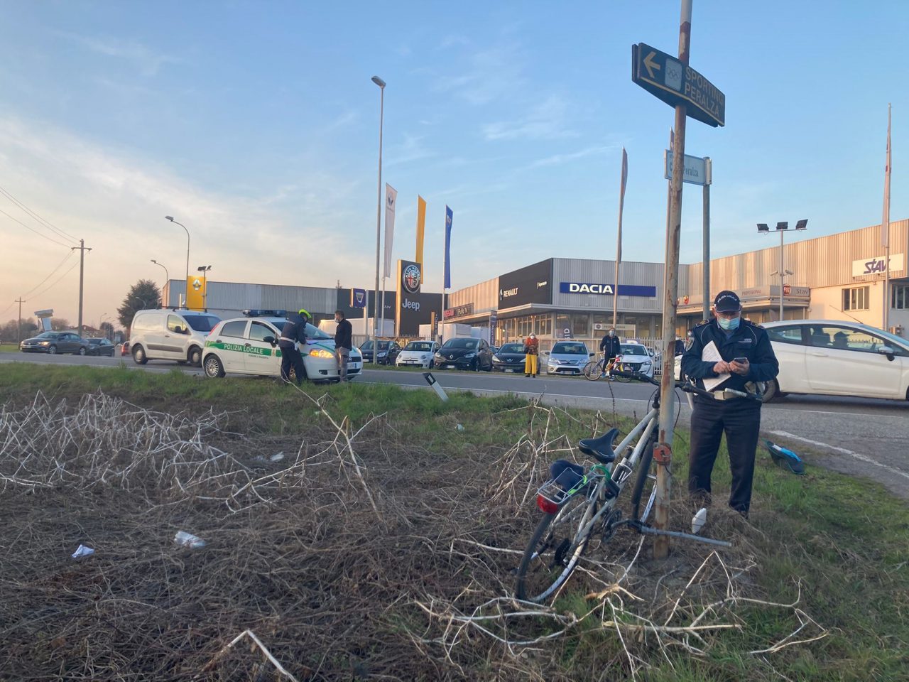 Ciclista investito in corso Italia, elitrasportato a Rozzano
