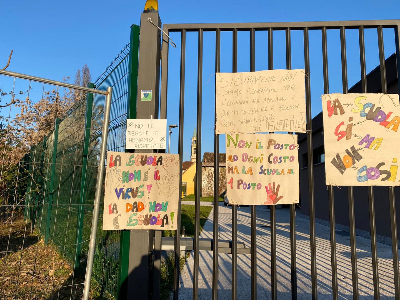 Dad, la protesta silenziosa di alcuni genitori alla scuola Favorita