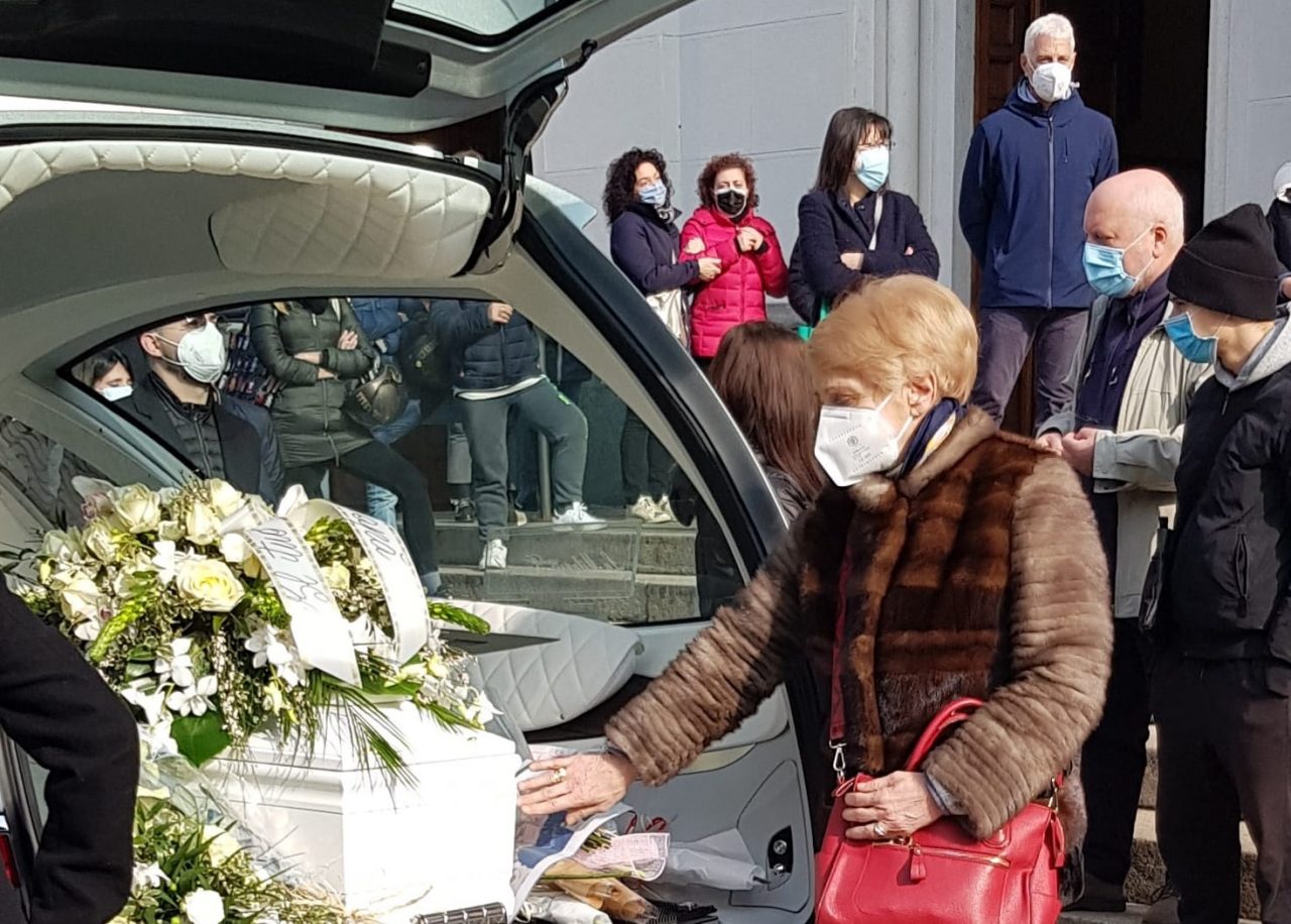 L’ultimo saluto alla piccola Edith, uccisa dalla mamma