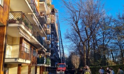 Incendio in appartamento, evacuato palazzo