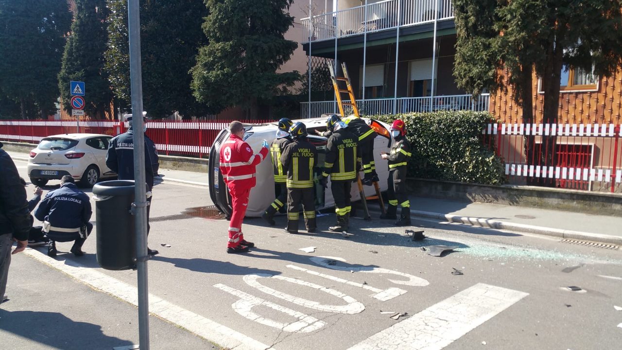 Auto ribaltata, ambulanza e pompieri sul posto