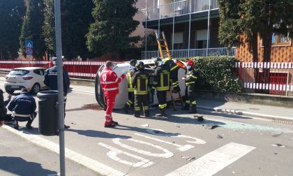 Auto ribaltata, ambulanza e pompieri sul posto