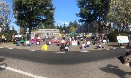 Bimbi e genitori protestano fuori da scuola