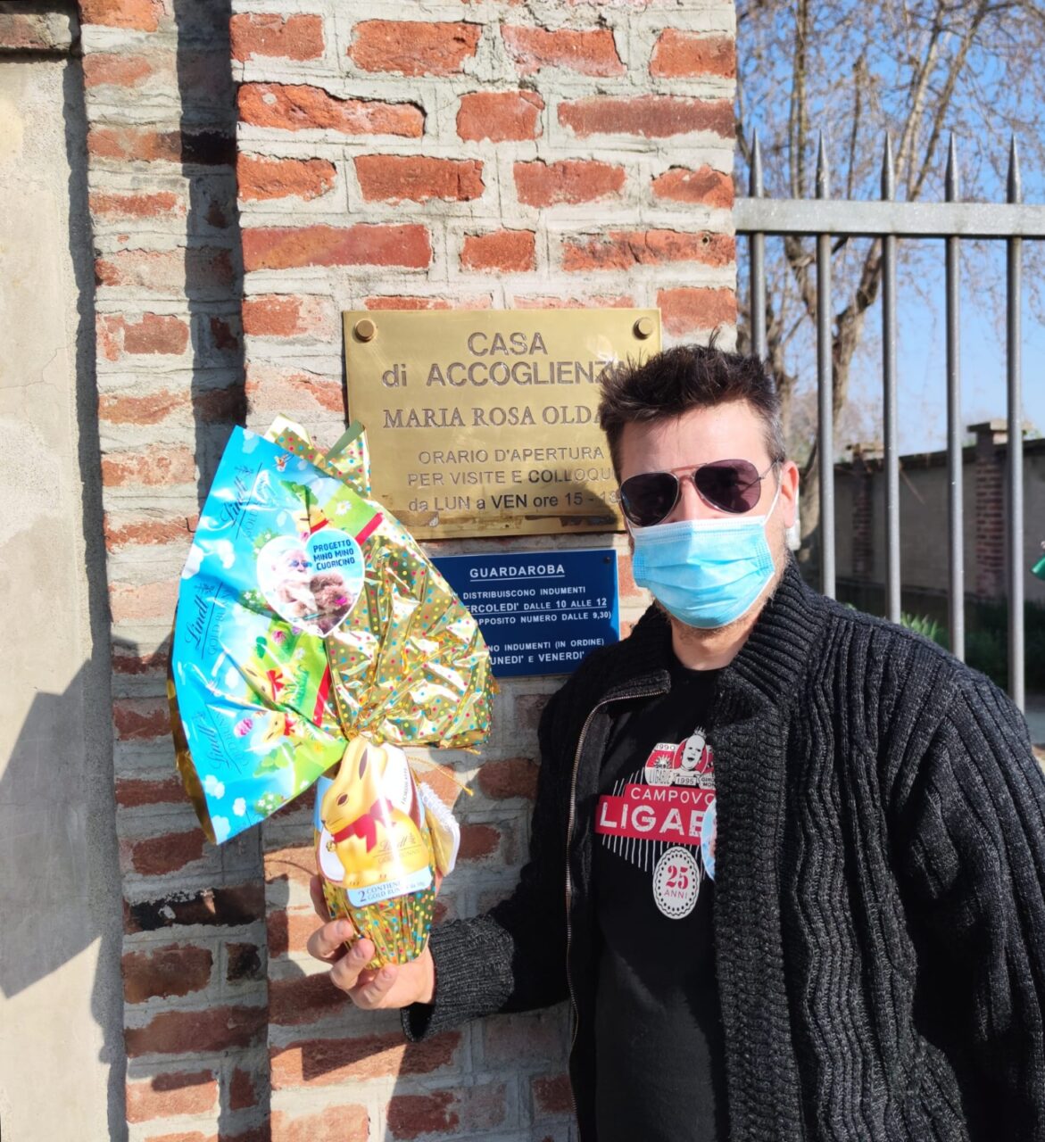 Mino Mino Cuoricino dona uova di cioccolato alla Paediatria