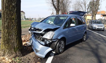 80enne finisce con l’auto contro un albero
