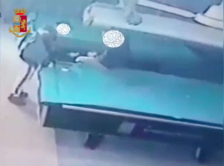 Nascondeva la droga nel biliardo di un bar: arrestato spacciatore