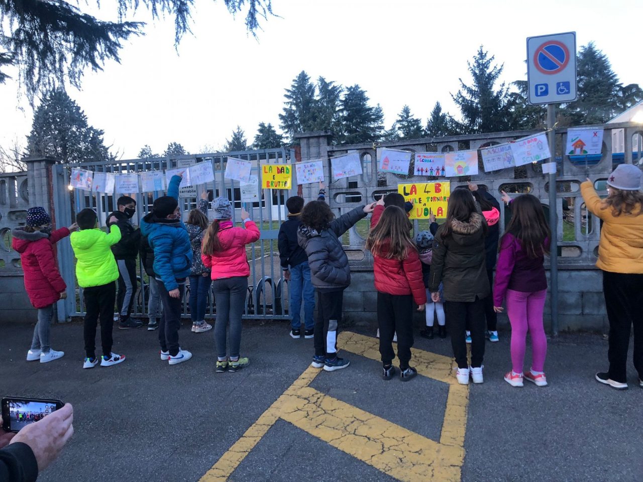 La scuola è a scuola: genitori e bambini scendono in piazza