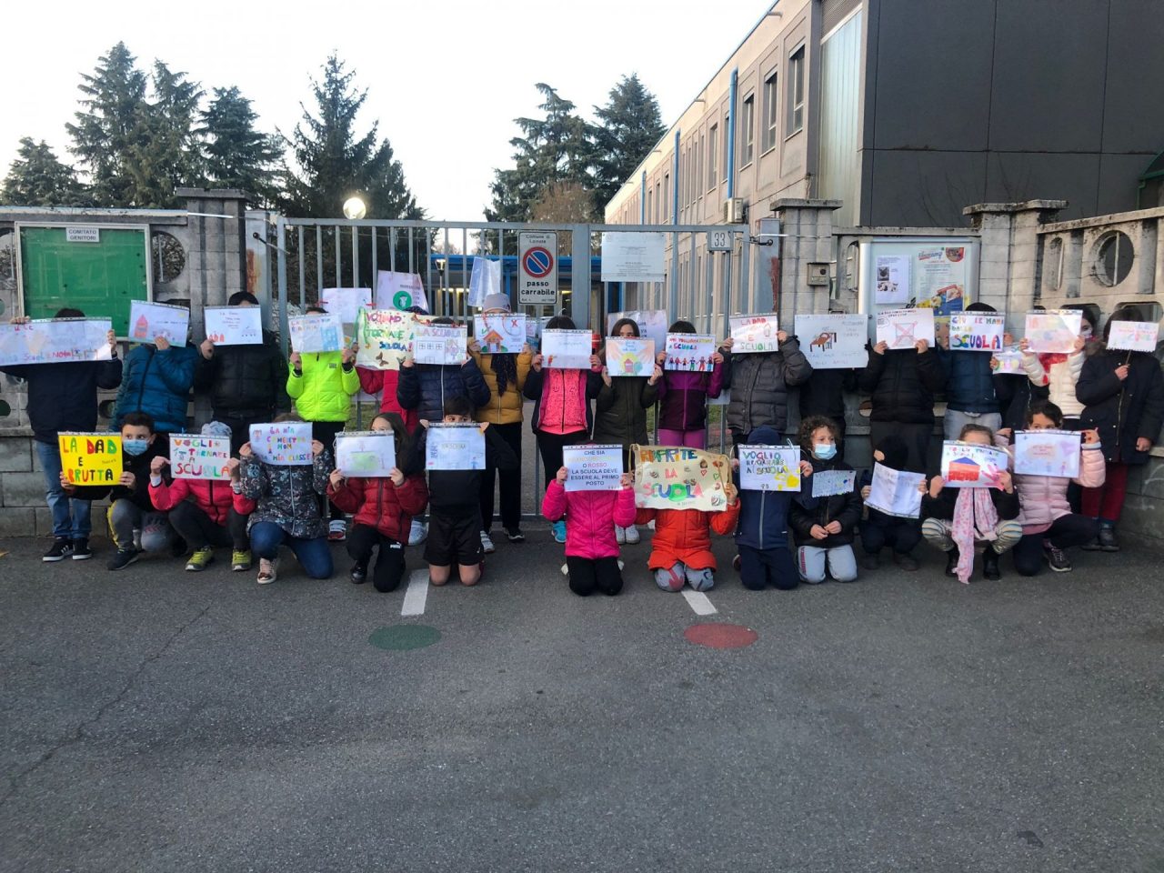 La scuola è a scuola: genitori e bambini scendono in piazza