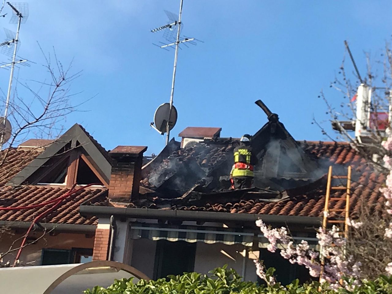 Villetta a fuoco: 5 mezzi dei pompieri sul posto