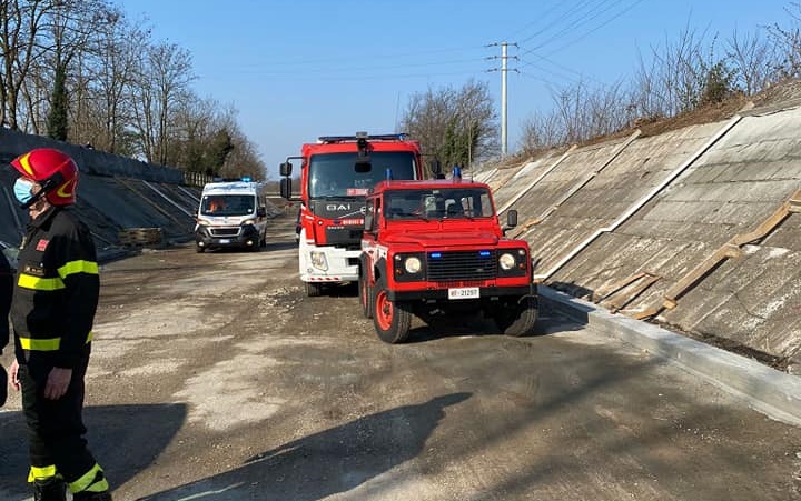 Auto nel canale…ma era un tecnico che stava sorvegliando i lavori