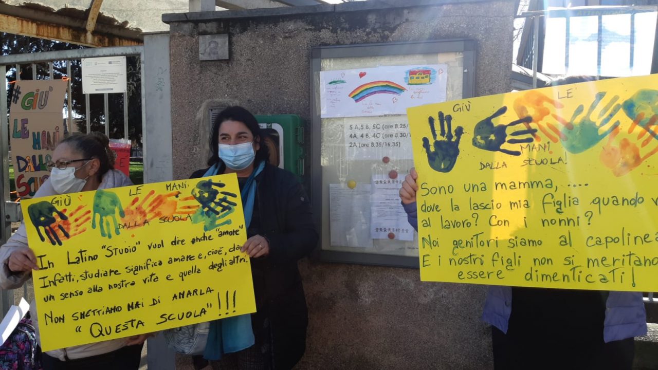 “Giù le mani dalla scuola”: la protesta di genitori e bimbi
