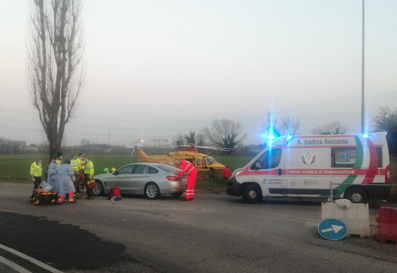 Grave scontro tra scooter e auto: elisoccorso sul posto