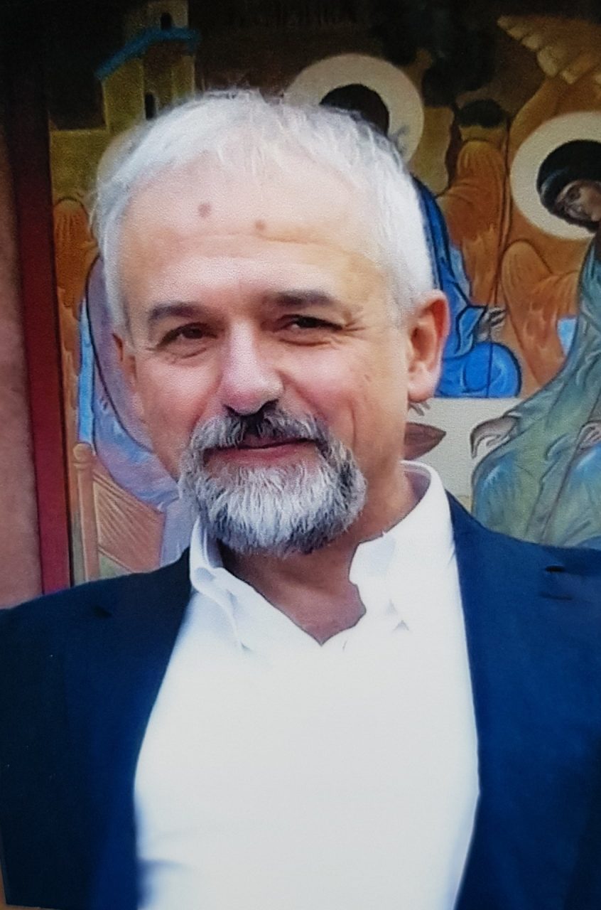 Il mondo della scuola ha detto addio all’amato prof Massimo Conalbi morto mentre faceva lezione