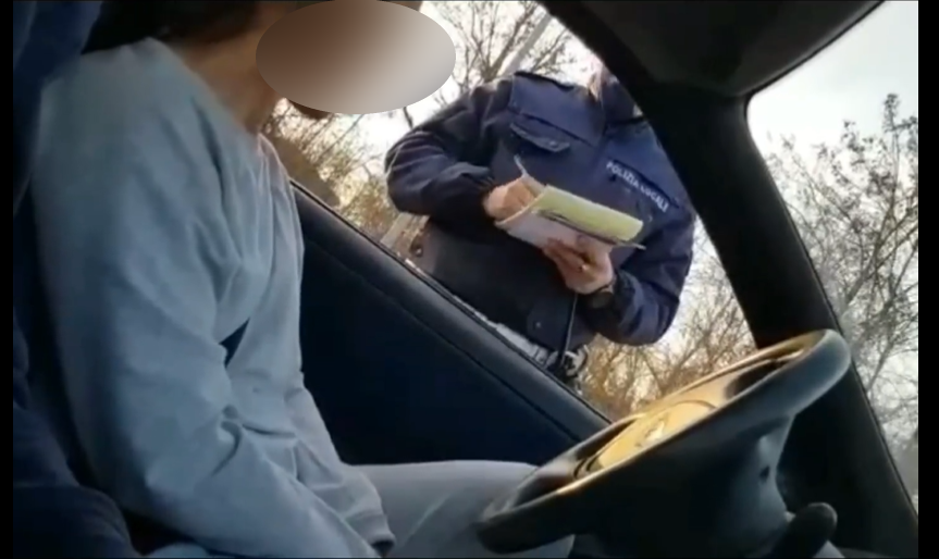Prende una multa e insulta il sindaco:  «Handicappato di m…»: sarà denunciata