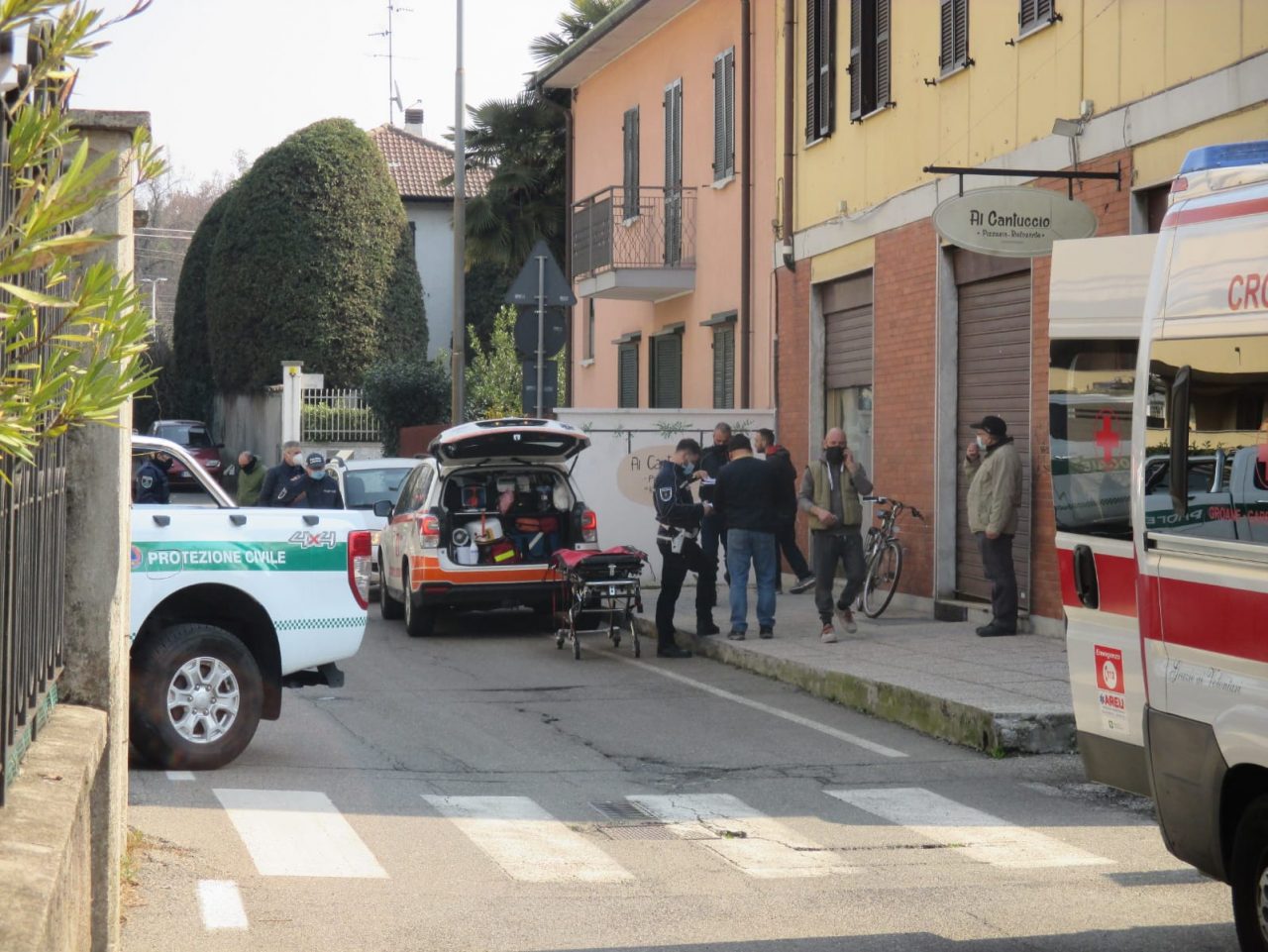 Cade dalla scala da circa 2 metri: è grave