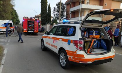 Malore mentre guida, si schianta contro colonnina del gas e auto in sosta