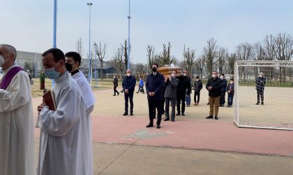 Lacrime per l’ultimo saluto a don Luca Pozzoni