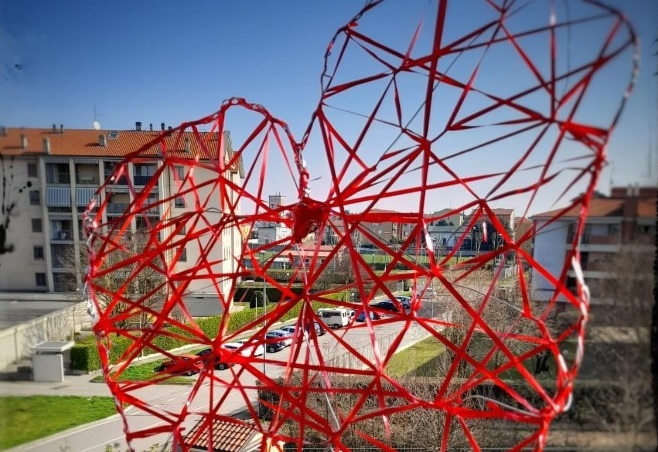 I fili rossi di Pro loco diventano una scultura a forma di cuore