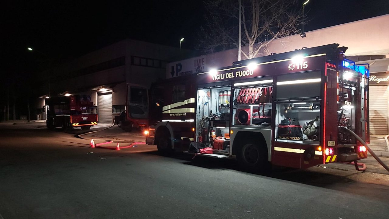 Incendio nelle vicinanze del minimarket, pompieri in azione