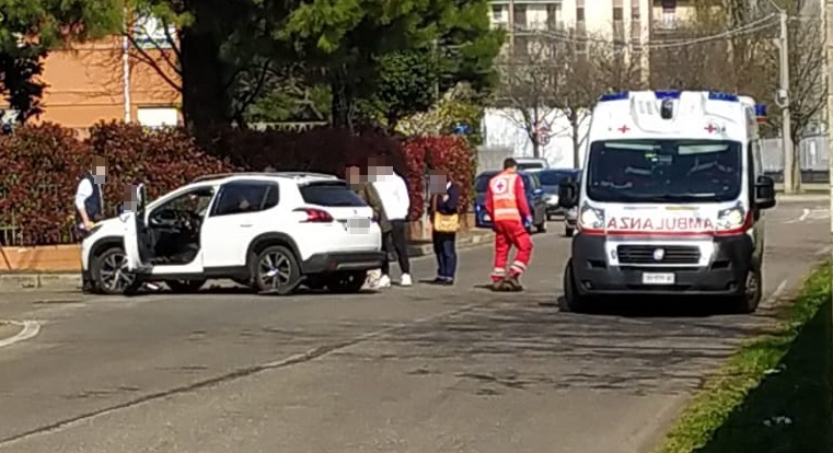 Incidente tra auto e moto, ferito un ragazzo di 17 anni