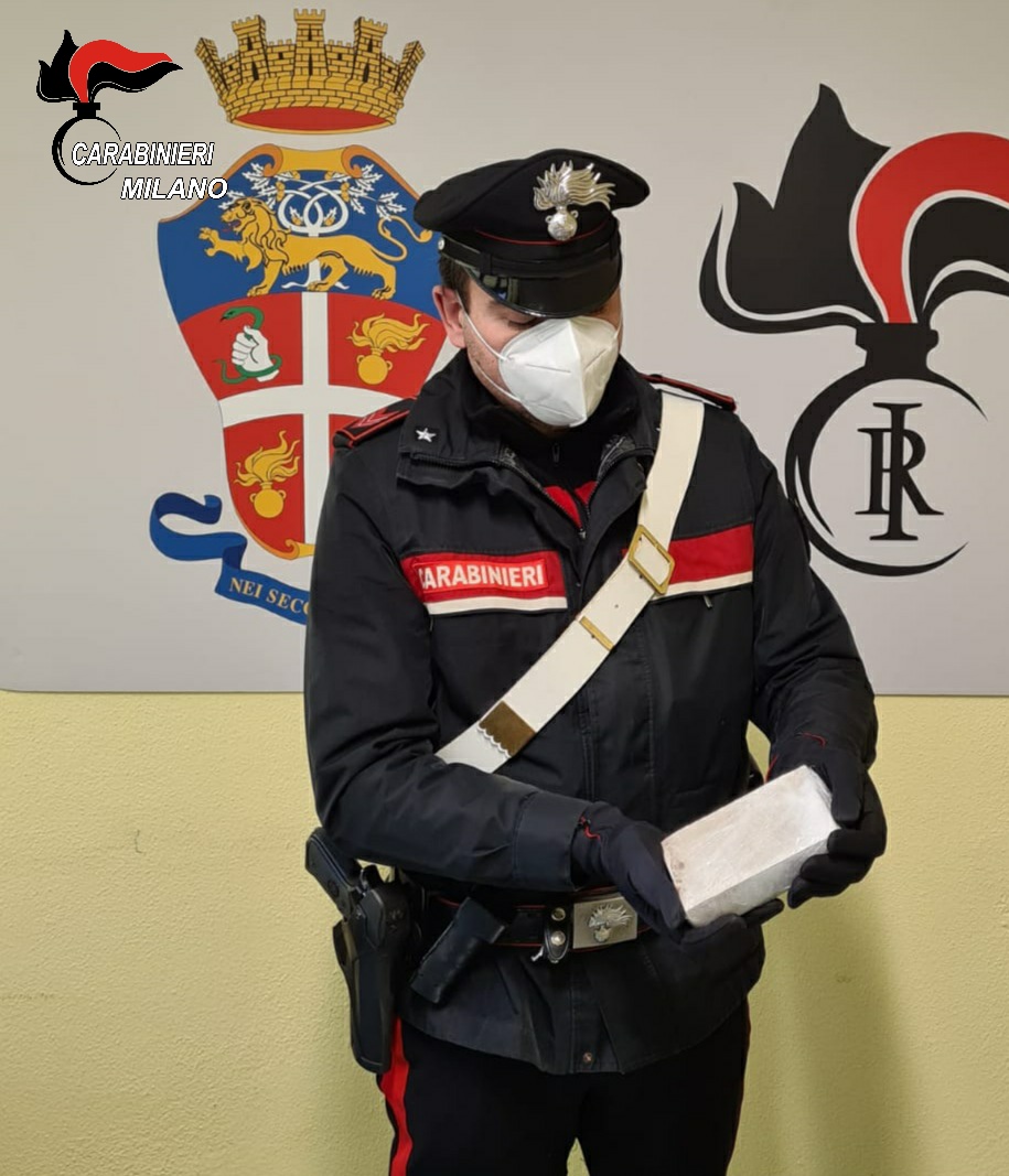 Si tuffa nel Lambro per sfuggire ai Carabinieri: arrestato con mezzo chilo di eroina