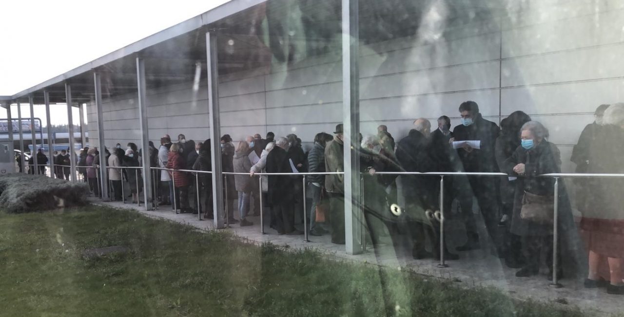 Lunghe code per il vaccino all’ospedale