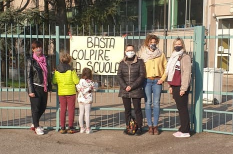“Basta colpire le scuole”, scoppia la protesta dei genitori