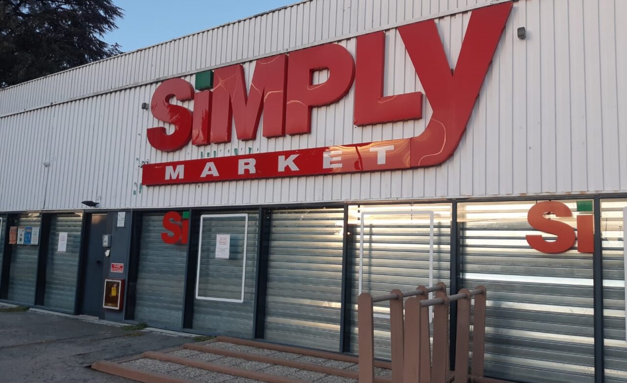 Simply, raccolta firme per salvare i dipendenti dal licenziamento
