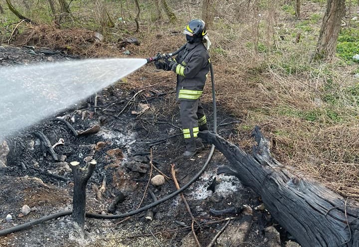 Sterpaglie in fiamme, arrivano i Vigili del Fuoco