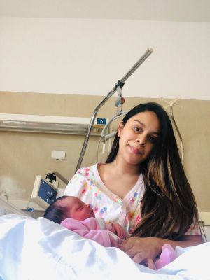 L’ambulanza non arriva, si trasforma in ostetrico e fa nascere la figlia in casa