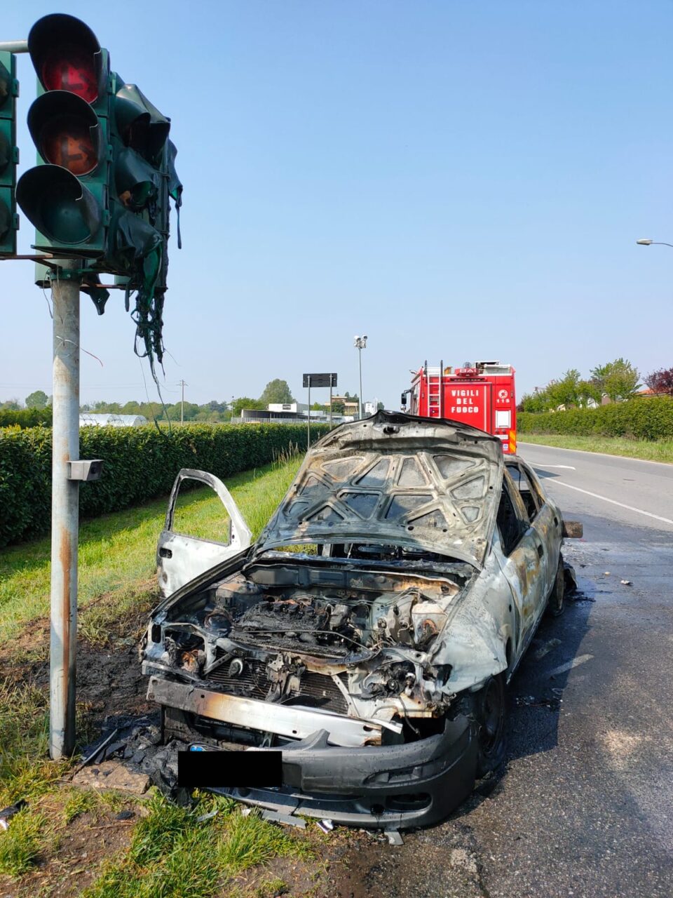 Le FOTO dell’auto in fiamme a Sedriano
