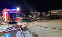 Incendio in una ditta: tre camion a fuoco