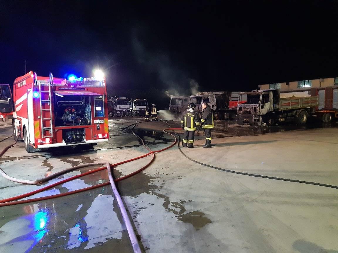 Incendio in una ditta: tre camion a fuoco