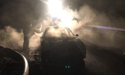 Le foto dell'auto a fuoco a Inveruno