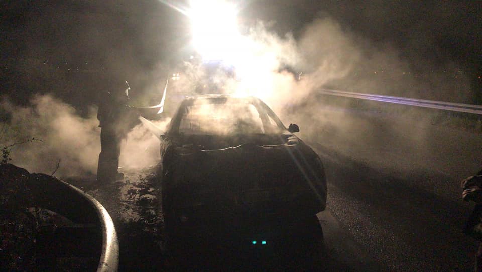 Le foto dell’auto a fuoco a Inveruno