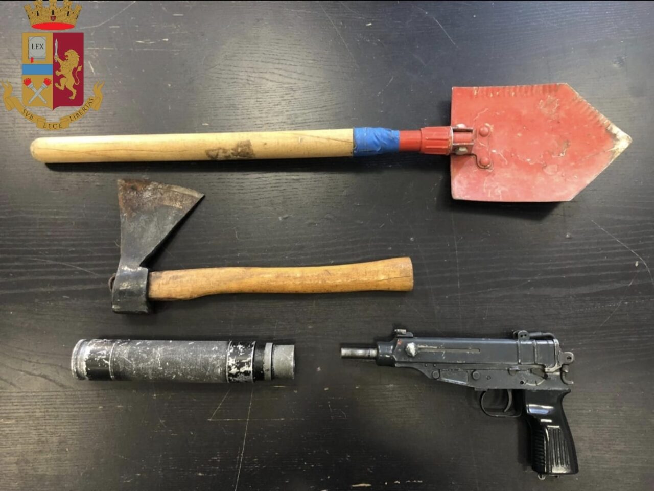 Intervengono per sedare una lite condominiale e trovano… un’arma da guerra