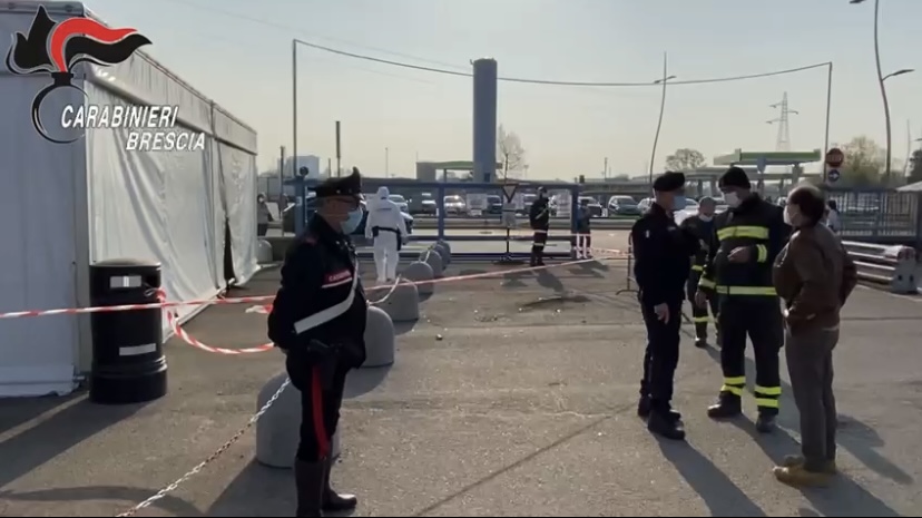 Lanciata una molotov contro il centro vaccinale di Brescia