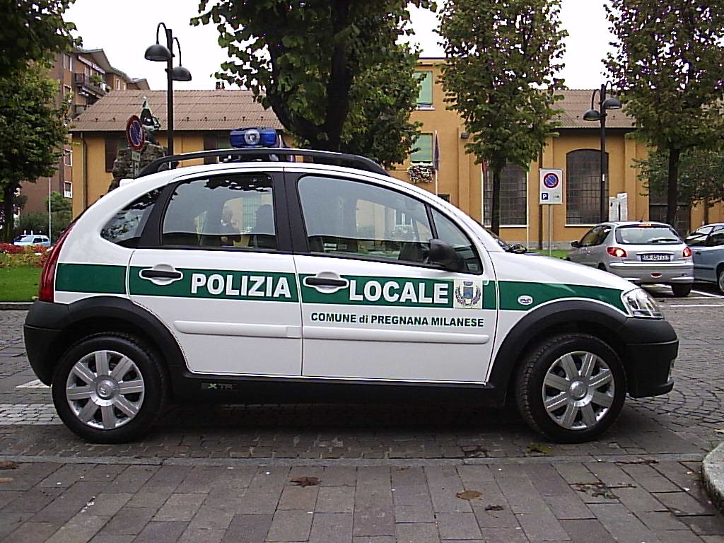 Sosta selvaggia davanti scuola, si limita l’accesso